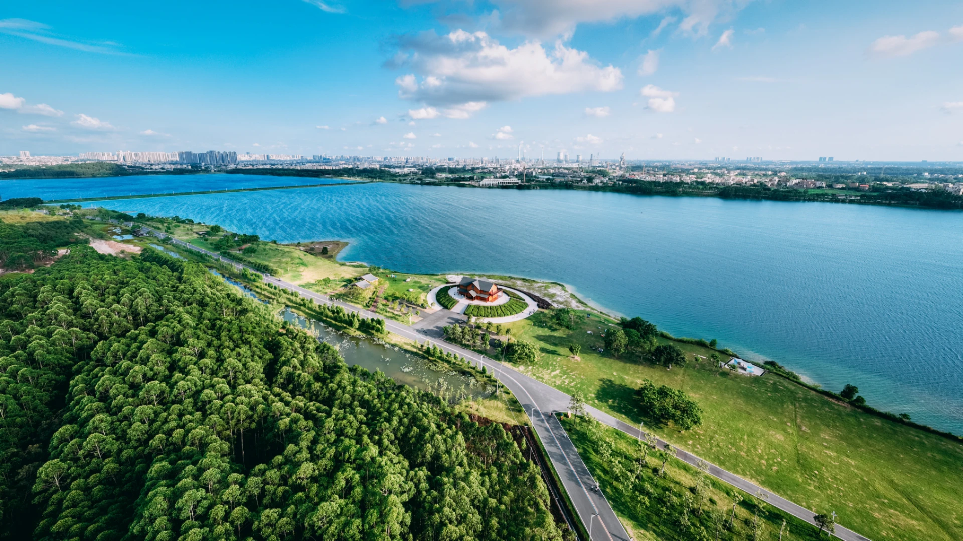 请到茂名过国庆|露天矿生态公园@您：小火车、游船 、音乐会、市集全都安排上了！